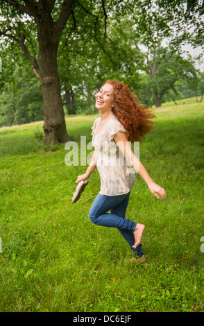 Junge Frau im Park laufen Stockfoto