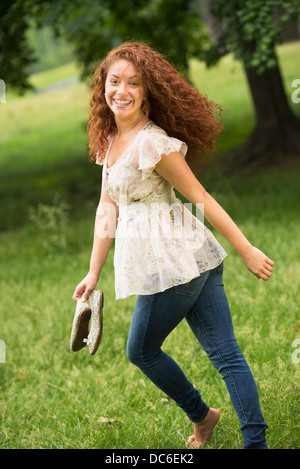 Junge Frau im Park laufen Stockfoto