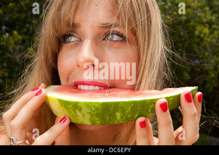 Eine blonde Kaukasische Frau liegt unter ihrem Dach an einem Strand in Hawaii. Stockfoto