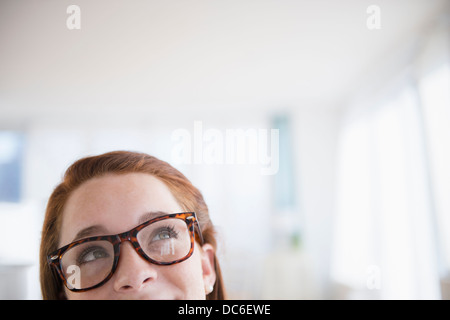 Teenager-Mädchen (14-15) mit Brille Stockfoto