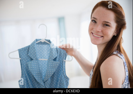 Teenager-Mädchen (14-15) Holding Kleid Stockfoto