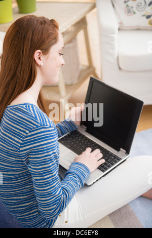 Teenager-Mädchen (14-15) studieren mit laptop Stockfoto