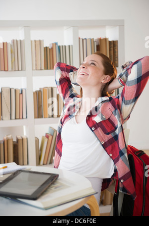 Teenager-Mädchen (14-15) Dehnung während des Studiums Stockfoto