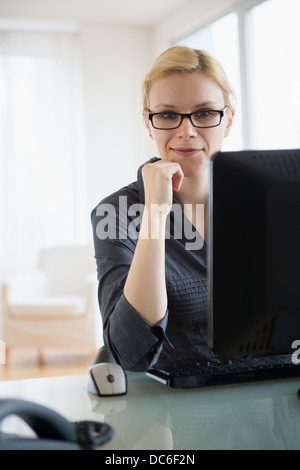 Junge Geschäftsfrau im Büro Stockfoto