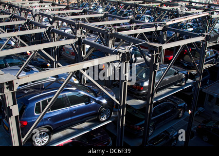 New York Parkplatz, erhöhten Parkgarage mit gestapelten Autos. Stockfoto
