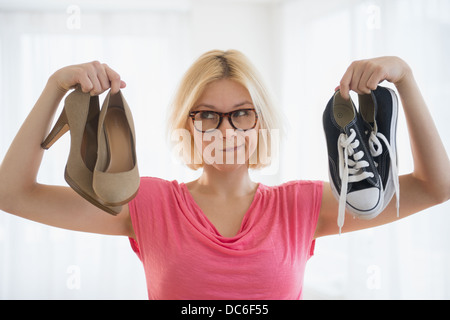 Junge Frau Wahl Schuhe Stockfoto