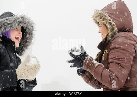 Zwei junge Frauen, die Schneeball-Flug Stockfoto