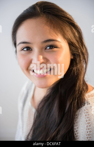 Studioaufnahme von schönen jungen Frau lächelnd