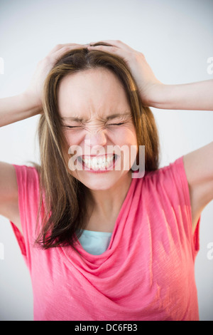 Studioaufnahme der jungen Frau in Not Stockfoto