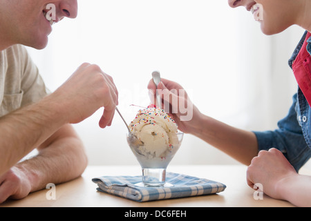 Paar eine Schüssel mit Eis essen Stockfoto