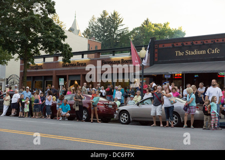 2. August 2013. Eine Menschenmenge versammelt am Broadway in Saratoga Springs, New York, sehen Sie die "Floral Fete Promenade." Stockfoto