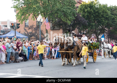 2. August 2013, Saratoga Springs, New York.  Teilnehmer nach unten Broadway in der jährlichen "Floral Fete Promenade." Stockfoto