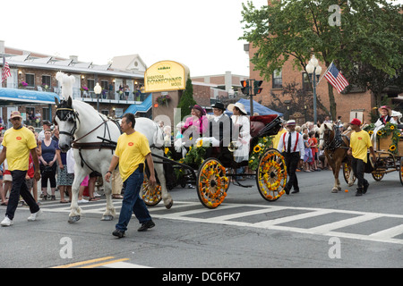 2. August 2013, Saratoga Springs, New York.  Teilnehmer nach unten Broadway in der jährlichen "Floral Fete Promenade." Stockfoto