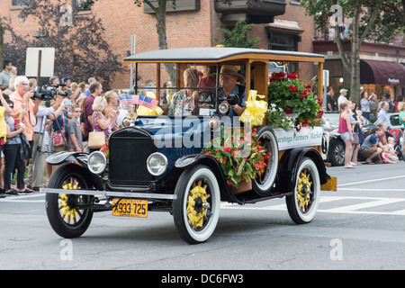 2. August 2013, Saratoga Springs, New York.  Teilnehmer Fahrt hinunter Broadway in der jährlichen "Floral Fete Promenade." Stockfoto