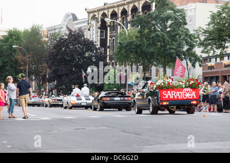 2. August 2013, Saratoga Springs, New York.  Teilnehmer Fahrt hinunter Broadway in der jährlichen "Floral Fete Promenade." Stockfoto