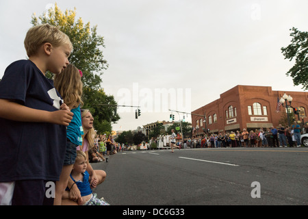 2. August 2013, Saratoga Springs, New York.  Schaulustige Line-up am Broadway für die jährliche "Floral Fete Promenade." Stockfoto