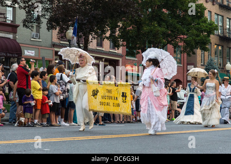 2. August 2013, Saratoga, NY.  Teilnehmer in der "Floral Fete Promenade." eine traditionelle parade, geht zurück zu den Jahren nach 1800. Stockfoto