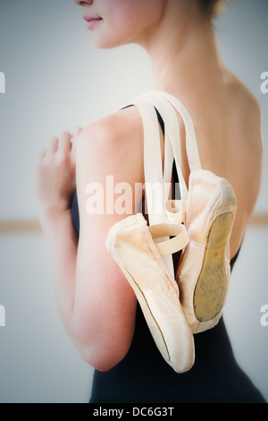 Mittleren Bereich der Teenager (16-17) Ballett-Tänzerin Ballettschuhe holding Stockfoto