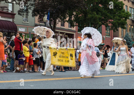 2. August 2013, Saratoga, NY.  Teilnehmer in der "Floral Fete Promenade." eine traditionelle parade, geht zurück zu den Jahren nach 1800. Stockfoto