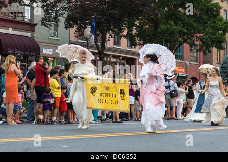 2. August 2013, Saratoga, NY.  Teilnehmer in der "Floral Fete Promenade." eine traditionelle parade, geht zurück zu den Jahren nach 1800. Stockfoto