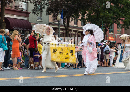 2. August 2013, Saratoga, NY.  Teilnehmer in der "Floral Fete Promenade." eine traditionelle parade, geht zurück zu den Jahren nach 1800. Stockfoto