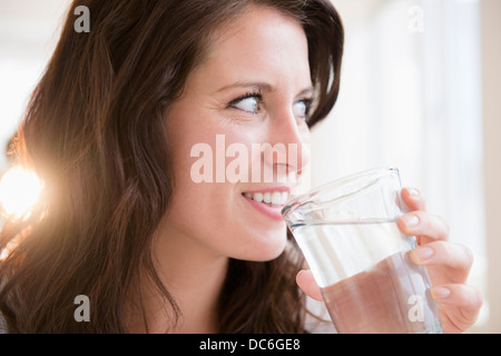 Porträt der jungen Frau mit Glas Wasser Stockfoto