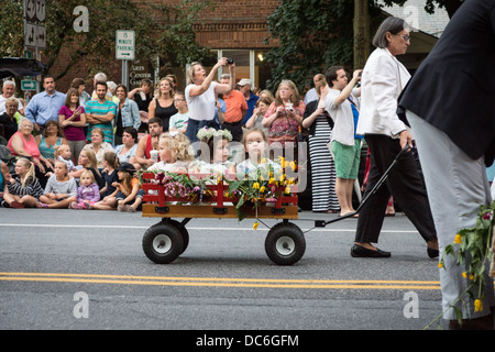 2. August 2013 Saratoga Springs, New York. Teilnehmer in der "Floral Fete Promenade," eine traditionelle Parade geht zurück auf das 19. Jahrhundert Stockfoto