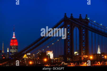 USA, New York, New York City, Manhattan, Williamsburg Bridge und Empire State Building bei Nacht Stockfoto