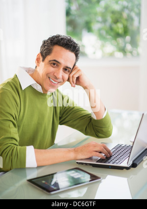 Porträt des Menschen arbeiten am Laptop zu Hause Stockfoto