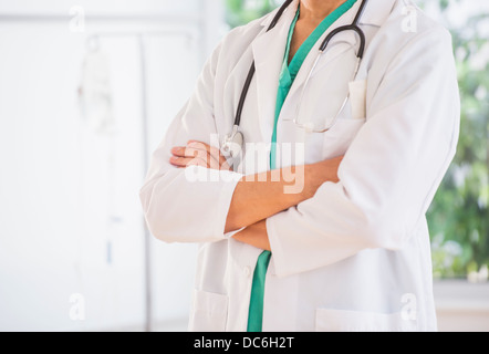 Mittleren Bereich des Arztes mit verschränkten Armen und Stethoskop Stockfoto