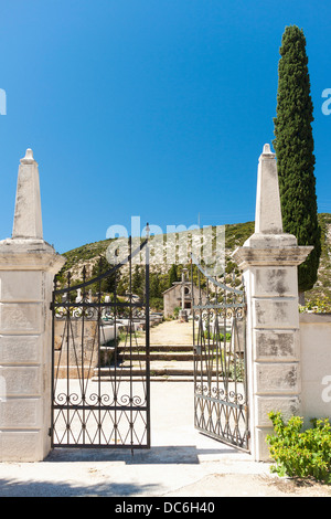 Friedhofstor in Dol-Dorf auf der Insel Brač, Kroatien Stockfoto