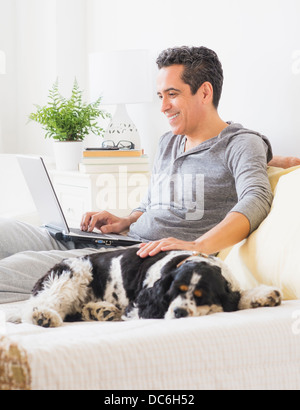 Blick auf reifer Mann mit Laptop zu Hause Stockfoto