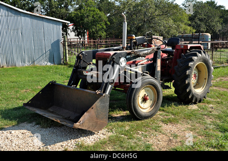 Ein Alter Traktor parkt auf dem Bauernhof, die darauf warten, genutzt werden. Stockfoto