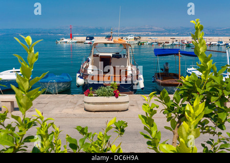 Hafen in Sutivan Dorf auf der Insel Brač, Kroatien Stockfoto