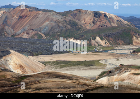 Landmannalaugar und das Laugahraun Lavafeld, umgeben von farbenfrohen Rhyolite Berge Fjallabak Gebiet Islands Stockfoto