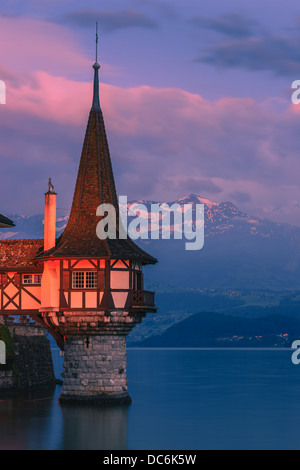 Das Schloss Oberhofen am Thunersee, Schweiz blicken. Stockfoto