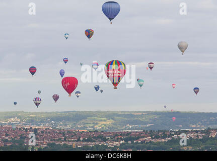 Bristol, UK. 10. August 2013. Dutzende von Heißluftballons statt in die Lüfte über Bristol während einer Masse Aufstieg auf der 35. Bristol International Balloon Fiesta. Fast eine halbe million Menschen besuchen das viertägige Festival, das Ballon-Crews aus aller Welt anzieht. 10. August 2013 Kredit: Adam Gasson/Alamy Live-Nachrichten Stockfoto