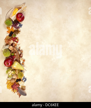 Vertikale zusammengesetzte Blätter im Herbst Früchte und Nüsse auf jute Stockfoto