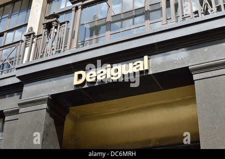 Desigual-Fashion-Store in der Regent Street, London, UK. Stockfoto