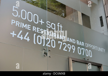 Prime Restaurant und die Bar Gelegenheit Werbung auf Windows modernen Gebäudes, London, UK Stockfoto