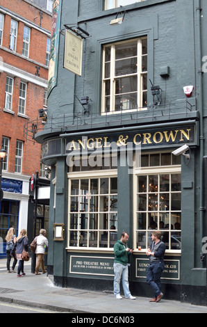 Der Engel und Crown Pub in St. Martins Lane, Covent Garden, London, Großbritannien. Stockfoto