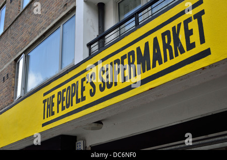 Die Menschen Supermarkt in Lämmer Conduit Street, Bloomsbury, London, Großbritannien. Stockfoto