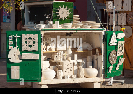 Souvenirs aus lokalem weißen Stein in Pučišća auf Brač Insel, Kroatien Stockfoto