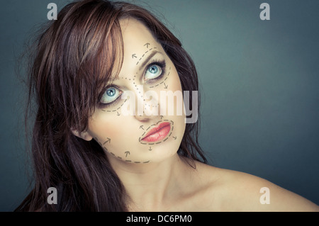 Ein Bild von schöne junge Frau mit Perforationslinien auf ihrem Gesicht vor Operation plastische Chirurgie Stockfoto