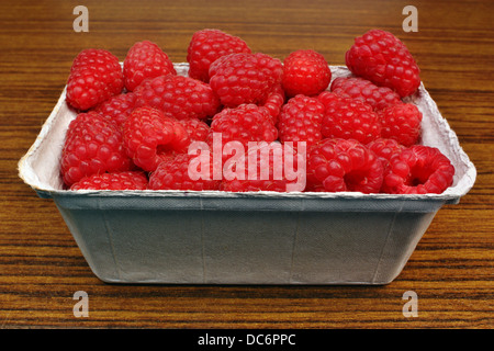 Himbeeren in Körben auf dem Tisch Stockfoto