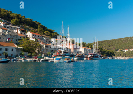 Hafen in Pučišća auf Brač Insel, Kroatien Stockfoto