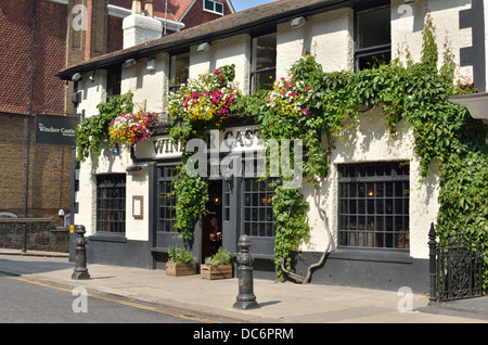 Das Windsor Castle Pub in Campden Hill Road, Notting Hill, London, UK. Stockfoto