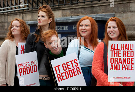 Edinburgh, UK. 10. August 2013. Ein Rothaarige Komiker führt einen Marsch über Edinburgh im Namen Ginger stolz.  Shawn Hitchinss Veranstaltung sah eine Gruppe von Rothaarigen hinab östlichen Ende der Princes Street zur Sensibilisierung der so genannten "Gingerism" Vorurteile, die Shawn zitiert wird, "International, rotes Haar ist gebunden an die Identität von Schottland und sollte ein Grund zum feiern.  "Es ist völlig augenzwinkernd", Hitchins führt derzeit seine Ginger Nation Show in der Stadt Fringe Festival.  Bildnachweis: Bogen weiß/Alamy Live-Nachrichten Stockfoto