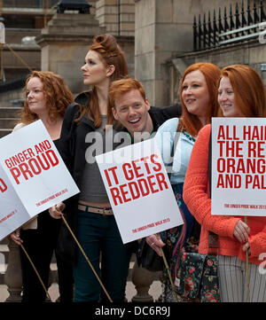 Edinburgh, UK. 10. August 2013. Ein Rothaarige Komiker führt einen Marsch über Edinburgh im Namen Ginger stolz.  Shawn Hitchinss Veranstaltung sah eine Gruppe von Rothaarigen hinab östlichen Ende der Princes Street zur Sensibilisierung der so genannten "Gingerism" Vorurteile, die Shawn zitiert wird, "International, rotes Haar ist gebunden an die Identität von Schottland und sollte ein Grund zum feiern.  "Es ist völlig augenzwinkernd", Hitchins führt derzeit seine Ginger Nation Show in der Stadt Fringe Festival.  Bildnachweis: Bogen weiß/Alamy Live-Nachrichten Stockfoto