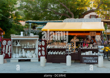 Souvenirs aus lokalem weißen Stein in Pučišća auf Brač Insel, Kroatien Stockfoto